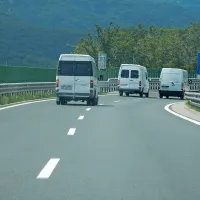 Poleg rušitve in preureditve cestninske postaje Nanos bodo v 
sklopu gradbenih del obnovili tudi voziščno konstrukcijo hitre 
ceste Razdrto-Vipava ter razcep Nanos.