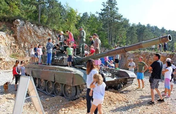 Najmlajši obiskovalci so si lahko  od blizu ogledali tank.