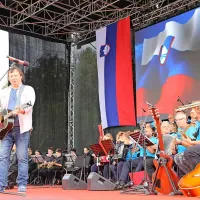 Z dvignjeno glavo v nov dan tudi danes