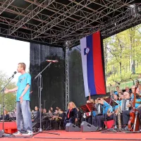 Z dvignjeno glavo v nov dan tudi danes