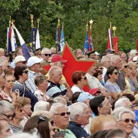 Z dvignjeno glavo v nov dan tudi danes