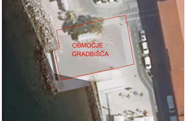 V sklopu investicije je predvidena tudi zaključna ureditev Plaže 
Fornače; območje gradbišča, ki je prikazano na skici se bo delno 
tlakovalo, delno pa tudi ozelenilo. 