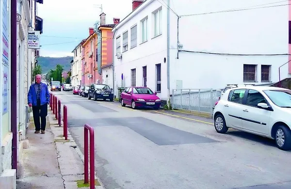 Del Bazoviške ulice bodo prekopali, da bi uredili vodovod in 
kanalizacijo ter uredili pločnik.