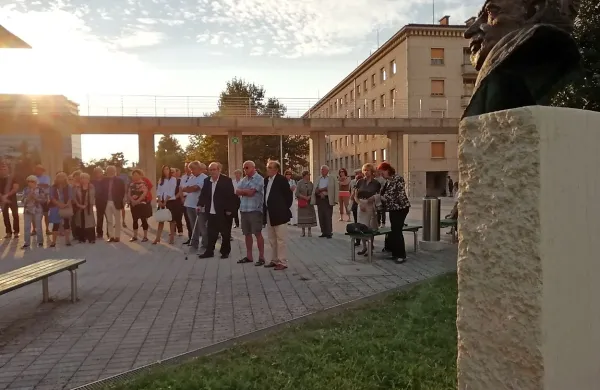 Babičev kip je obrnjen tako, da gleda na stavbo SNG.