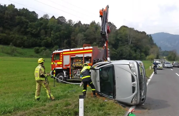 Po trčenju je voznik z avtom pristal na boku. 