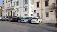 V prihodnjih dneh bodo pred knjižnico zbrisali  rezervirana mesta 
za bližnji zdravstveni dom in vzpostavili prvotni parkirni režim.