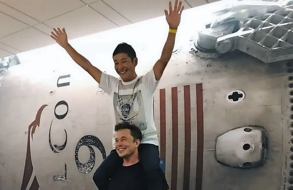 Elon Musk in Yusaku Maezawa, vzhičen, da se mu bodo uresničile 
sanje. 