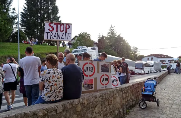 Zahtevam domačinov, ki so v četrtek v Podgradu zahtevali 
preusmeritev tranzita težkih tovornjakov s ceste Kozina-Starod, 
na direkciji za infrastrukturo ne bodo ugodili. 