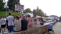 Zahtevam domačinov, ki so v četrtek v Podgradu zahtevali 
preusmeritev tranzita težkih tovornjakov s ceste Kozina-Starod, 
na direkciji za infrastrukturo ne bodo ugodili. 