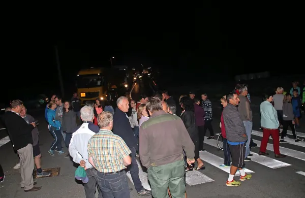 Topolčani in drugi so v nedeljo zvečer takole ustavili prve kolone 
tovornjakov skozi domačo vas. 