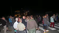 Topolčani in drugi so v nedeljo zvečer takole ustavili prve kolone 
tovornjakov skozi domačo vas. 
