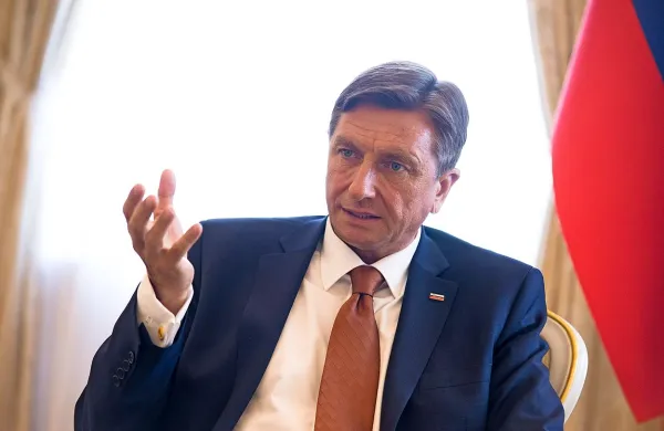 Kot je danes povedal Pahor, ne glede na objavo mnenja pravne 
službe komisije vse tri strani vztrajajo pri svojih stališčih.