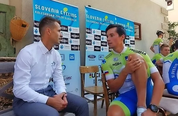 Primož Roglič (desno) in selektor Andrej Hauptman v pogovoru na 
predstavitvi reprezentance za svetovno prvenstvo v Avstriji.