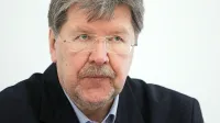 Bavčar, ki na Dobu prestaja zaporno kazen, se je po obsodbi v 
zadevi Istrabenz znašel tudi na seznamu davčnih neplačnikov, po 
poročanju medijev pa je pred leti hišo v Murglah prepisal na ženo, 
na hišo pa vpisal zemljiški dolg.