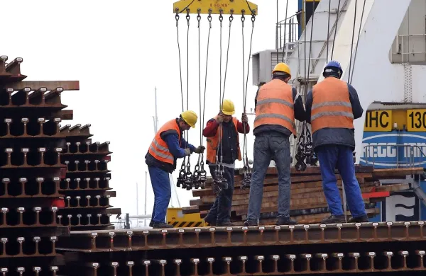 Prve razpise - za skupaj 300 delavcev - bodo objavili  v prihodnjih 
dneh, prijave bodo na posebnih obrazcih zbirali kar po elektronski 
pošti.