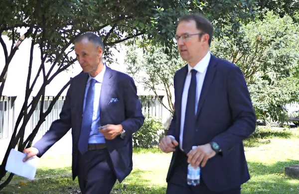  Zdravnikov  odvetnik Bruno Krivec (levo) trdi, da je pulmolog 
(desno) deloval v skladu z medicinsko stroko, kar dokazuje 
dokumentacija v sodnem spisu.