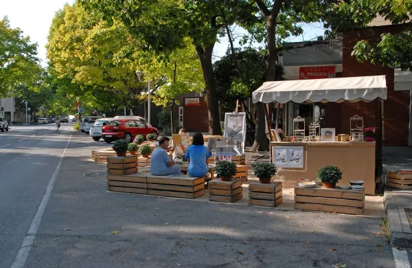 Na Rejčevi ulici v Novi Gorici so ljudje zavzeli nekaj  mest, 
namenjenih  avtomobilom. 