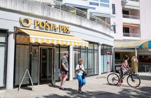 Pošta Slovenija prodaja tudi tlakovano dvorišče pred svojo 
poslovalnico v Jagodju. 