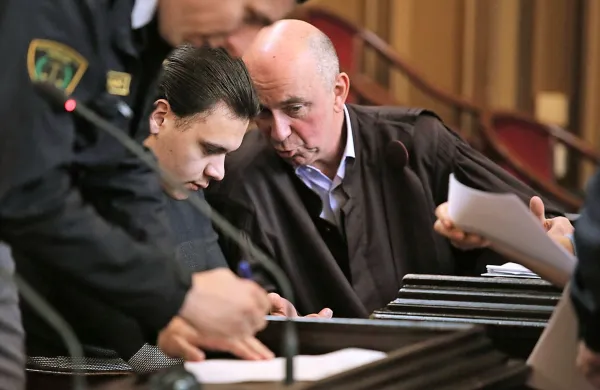 Obramba Stefana Cakića predlaga razveljavitev sodbe ali znižanje 
kazni, tožilstvo pa višjo kazen.