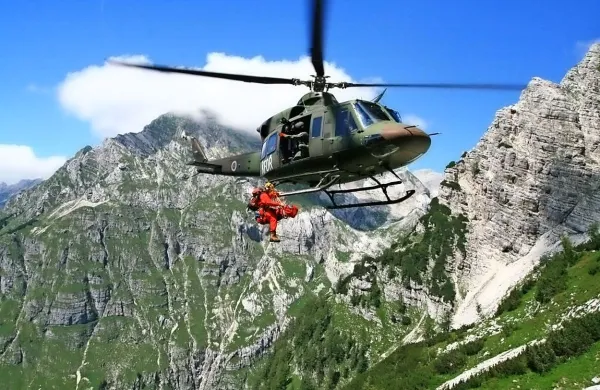 Ukrajinska para so na varno odpeljali z vojaškim helikopterjem. 