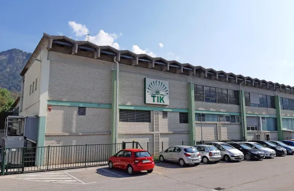 Nekateri zaposleni delajo v Tiku že 25 let in več, ves ta čas pa 
prejemajo zgolj minimalne plače. Še te na način, da jim delodajalec mesečno obračunava in dodaja dodatek do minimalne 
plače.