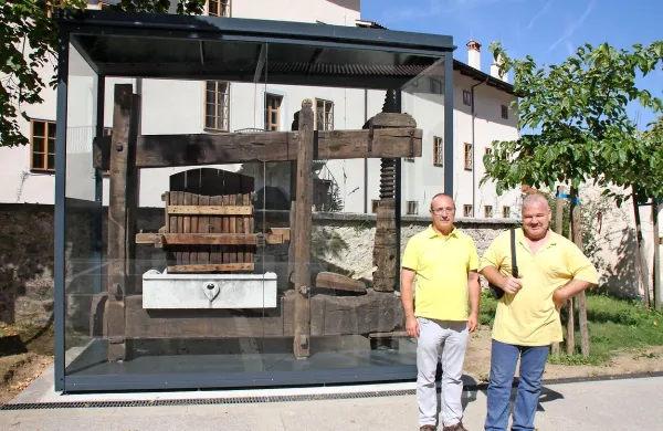 Borut Koloini in Davorin Pogačnik pred razstavljeno prešo. 