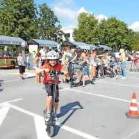 Mladi so včeraj v Sežani preskusili navadne in električne skiroje, 
kolesa, tricikle in še mnogo druge načine premikanja.