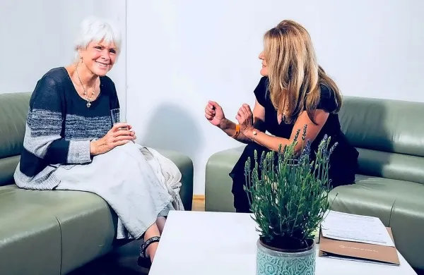 Byron Katie (levo) v pogovoru z Zvezdano Mlakar