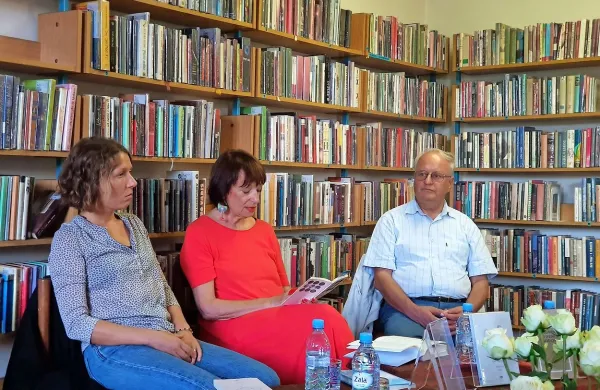 Manca Košir (v sredini) je opozorila, da živimo v času, ki ni za 
nikogar prijazen.