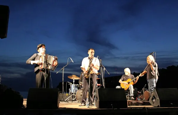 Čompe prepletajo  jazz, etno, poezijo, humor in še marsikaj.  