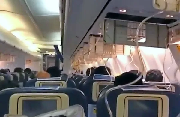  V kabini je zavladala smrtna tišina. Potniki so si nadeli kisikove 
maske.