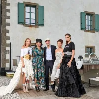 Modna oblikovalka Matea Benedetti (druga z leve) in lastnik 
Grediča Simon  Simčič s soprogo Mojco (druga z desne), ki je 
oblečena v obleko iz jabolčnega usnja Matee Benedetti. Manekenki na  levi in desni pa sta  v črni in beli obleki iz ekološke svile 
s pasovi iz ananasovega usnja v zlati in srebrni barvi.


