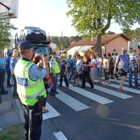 &Scaron;e petič čez cesto proti tovornjakom v tranzitu