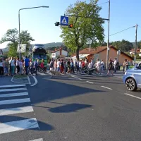 &Scaron;e petič čez cesto proti tovornjakom v tranzitu