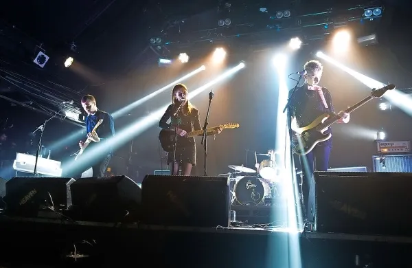 Nagrado mercury za najboljši album, vredno 25.000 britanskih 
funtov, je v četrtek zvečer prejela britanska alternativna rock 
skupina Wolf Alice za svoj drugi studijski izdelek Visions of a 
Life.