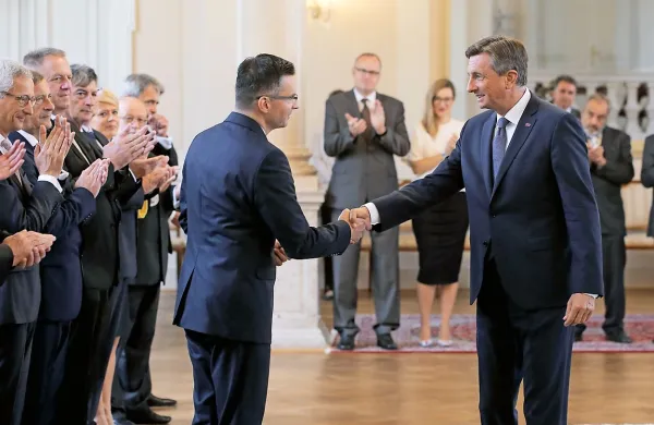 Predsednik republike Borut Pahor je danes sprejel novoizvoljeno 
vladno ekipo in se sestal s premierjem Marjanom Šarcem. 
