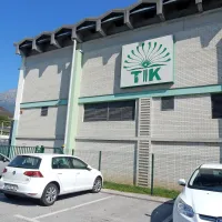 Nekdanjega paradnega konja kobariškega gospodarstva  TIK  je  
povozil čas, zdaj upajo na nove priložnosti.