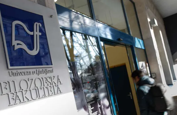 Filozofska fakulteta je afero z dodatki za stalno pripravljenost 
preživela dokaj neomadeževana, a zdaj so se pojavili sumi, da si je 
njeno vodstvo priboljške priskrbelo drugje. 