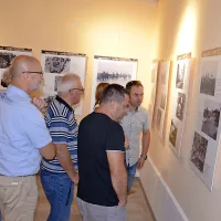 V četrtem nadstropju  pomnika so  na ogled   fotografije iz zapuščine 
amaterskega fotografa Andreasa Maraskega.