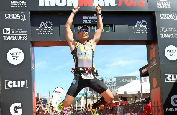 Triastlonski ironman se začne s plavanjem, nadaljuje s kolesarjenjem in konča s tekom.