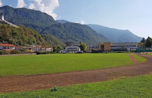 Športni park v Kobaridu bo   jeseni dobil varno podlago za 
tekače. 