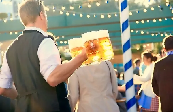 Na prizorišču v velikosti 42 hektarjev je 16 hal z okoli 119.000 
sedeži, popestrili pa ga bodo tudi z različnimi temami. Med drugim 
bo del festivalskega prizorišča spominjal na džunglo, drugi pa bolj 
na vesolje.