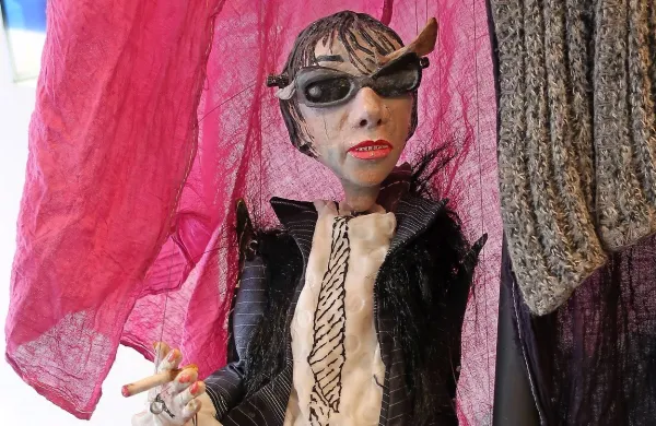 Svetlana Makarovič iz niza portretov naših kulturnikov, leta 2005 
na ogled postavljenega v Cankarjevem domu.