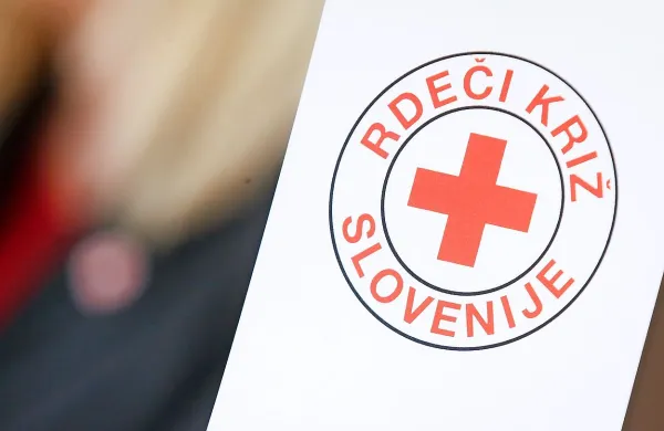 Poleg zagotavljanja osnovnih živil s pomočjo prehranskih paketov 
bodo letos skušali čim več družinam in posameznikom pomagati 
reševati tudi druge stiske. 