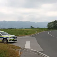 Med iskanjem pobeglega voznika so policisti postavili zasede v 
okolici naselja Dobravlje.
