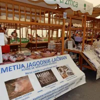 Bistri&scaron;ka kmetijska tržnica v znamenju jabolk in žganjekuhe