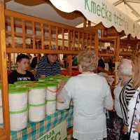 Bistri&scaron;ka kmetijska tržnica v znamenju jabolk in žganjekuhe