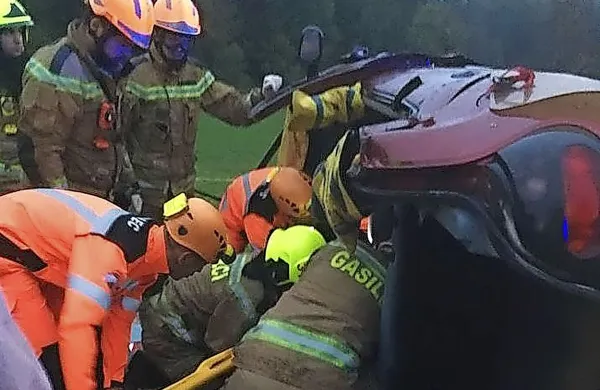 Idrijski gasilci so 31-letnega voznika s tehničnim posegom rešili iz 
pločevine in avto postavili na kolesa.