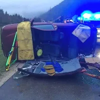 Na Idrijskem je 31-voznik pristal z avtom na boku.