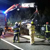 Gasilci so voznika, ki je na kraju podlegel poškodbam, odnesli iz 
avta in  vozilo  z dvigalom postavili na cesto.